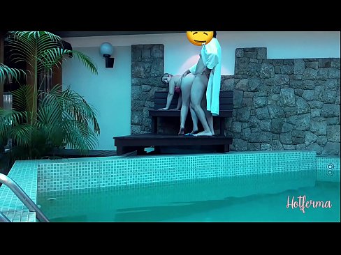 ❤️ Bulla ancillam ad piscinam invitat, sed fervido resistere non potuit Sex video  apud nos